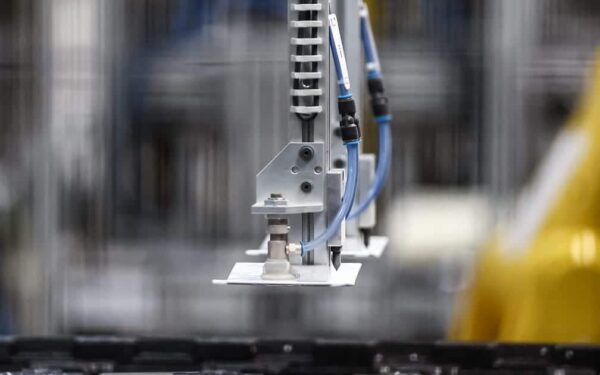 Tysk industri taper 10.000 jobber i måneden mens Séjournés EU-lov møter knallhard motstand