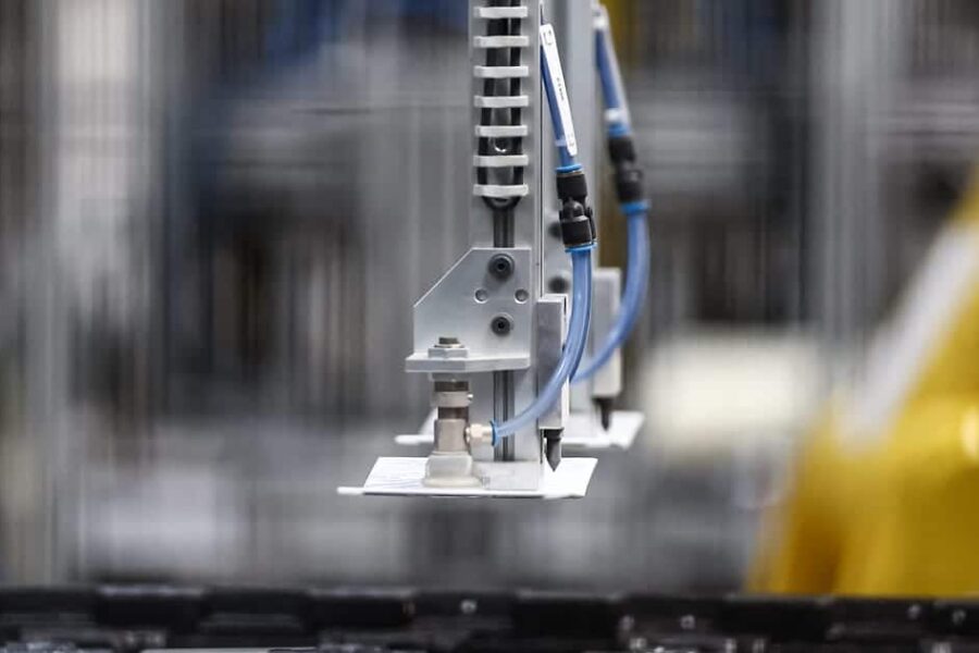 Tysk industri taper 10.000 jobber i måneden mens Séjournés EU-lov møter knallhard motstand