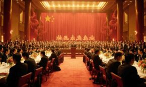 Trump og Xi under formell statsbankett i ornamentert seremoniell hall med kinesisk arkitektur og delegasjoner