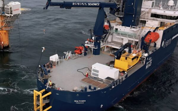 Norske SINTEF-forskere: Knekker skipsfartens rekkeviddekode med trådløs strøm til havs