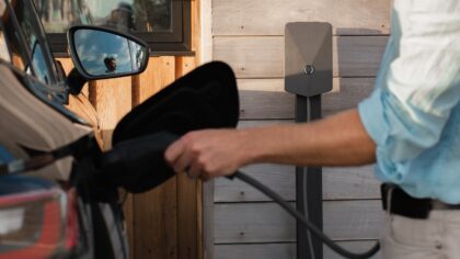 Hjemmelading av elbil uten å sprenge strømregningen: en enkel guide til smartere valg