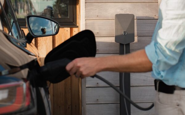 Hjemmelading av elbil uten å sprenge strømregningen: en enkel guide til smartere valg