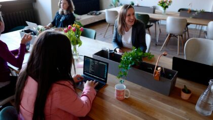 Intern kommunikasjon i vekstbedrifter: slik holder du alle på samme side uten mer møtekaos