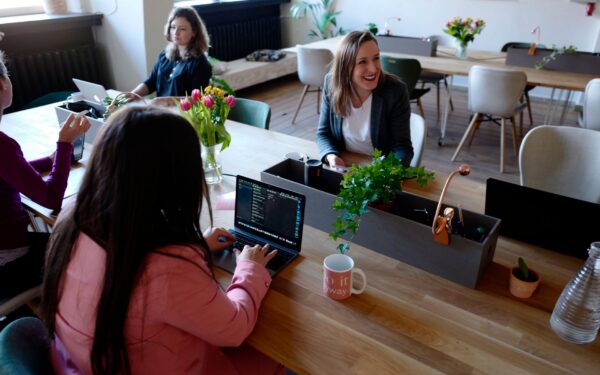 Intern kommunikasjon i vekstbedrifter: slik holder du alle på samme side uten mer møtekaos