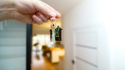Sjekkliste for eierskifte av bolig: hva du må ha kontroll på før, under og etter overtakelse