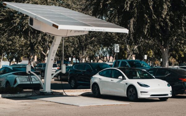 Slik fungerer hjemmebatterier til solceller og elbillading i praksis