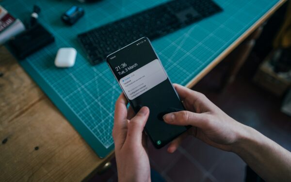 Slik rydder du opp i apper og varsler på mobilen for mer ro i hodet
