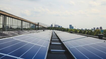 Solceller på balkong og fasade: slik kan leiligheter produsere egen strøm