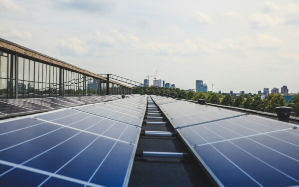 Solceller på balkong og fasade: slik kan leiligheter produsere egen strøm