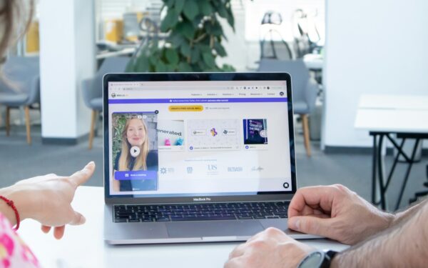 Arbeidsmiljø i hybrid hverdag: en enkel guide for ledere som vil ha lag som fungerer