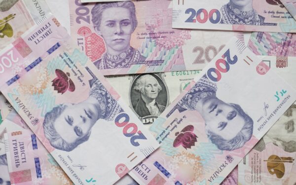 Hvordan svak kronekurs slår ut i økonomien din og hva du kan gjøre med det