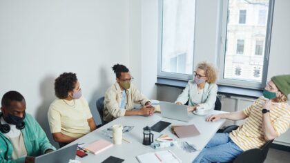 Hybrid arbeid uten kaos: en jordnær guide til å lede team som sitter både hjemme og på kontoret