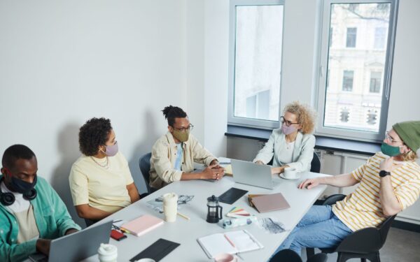 Hybrid arbeid uten kaos: en jordnær guide til å lede team som sitter både hjemme og på kontoret