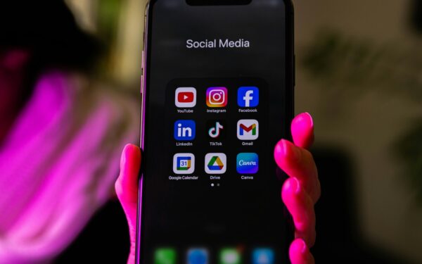 Slik påvirker algoritmer politiske valg: en praktisk guide til digitalt medborgerskap