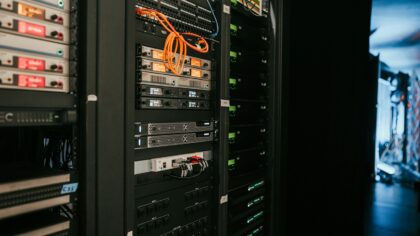 Slik påvirker datatrafikk klimaet: hva streaming, skytjenester og e‑post betyr for energibruken