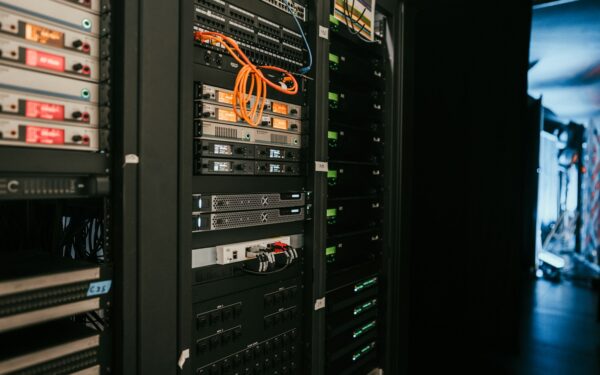 Slik påvirker datatrafikk klimaet: hva streaming, skytjenester og e‑post betyr for energibruken