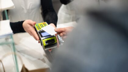Kortbetaling i utlandet: enkel guide til valutagebyrer, sikkerhet og smarte valg