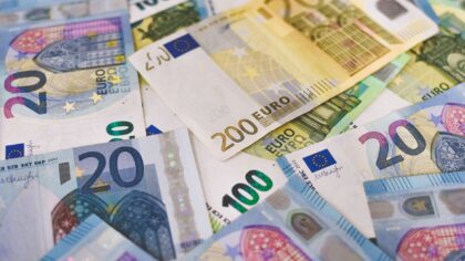 Kronesvekkelse og reiser: slik påvirker svak krone ferie, netthandel og jobber