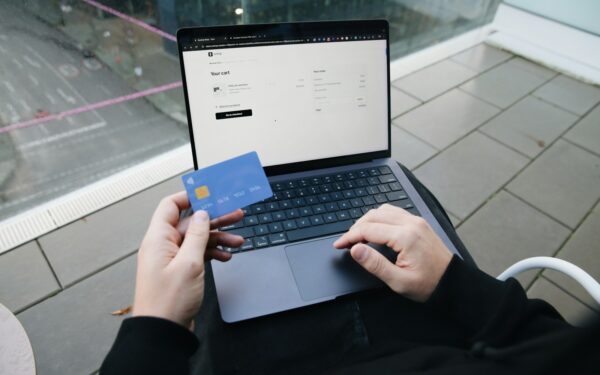 Slik handler du sikrere på nett: en jordnær guide til netthandel uten dyre feil