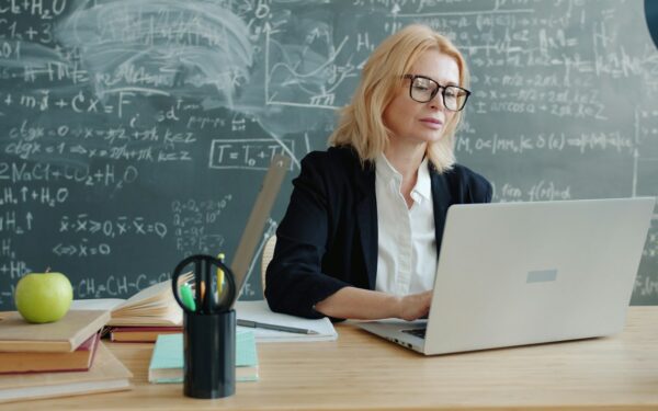 Digitale klasserom i verden: hva som faktisk fungerer for elever, ikke bare for teknologien