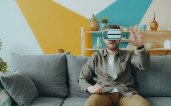 Praktisk guide til VR i stuen: slik velger du, bruker og deler opplevelser uten å bli kvalm